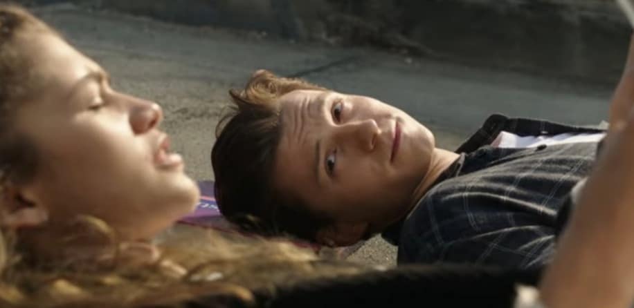 Peter Parker e MJ deitados juntos no telhado