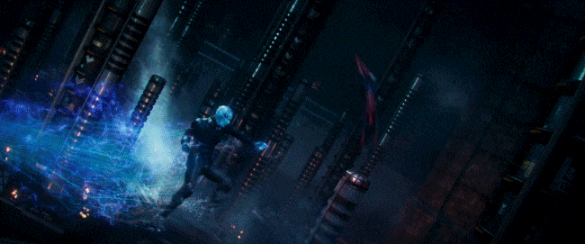 O Espetacular Homem-Aranha luta contra o Electro com raios azuis